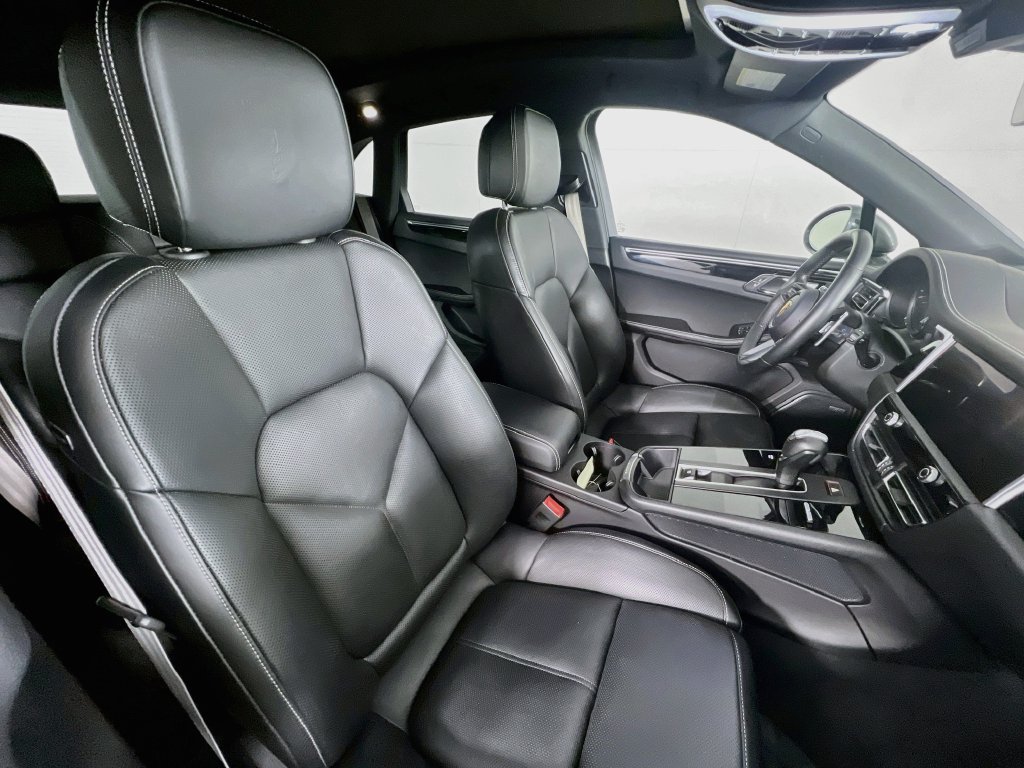 Certified 2024 Porsche Macan Turbo AWD/4WD image 30