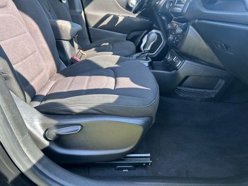 Used 2019 Jeep Renegade Latitude w/ Cold Weather Group image 25