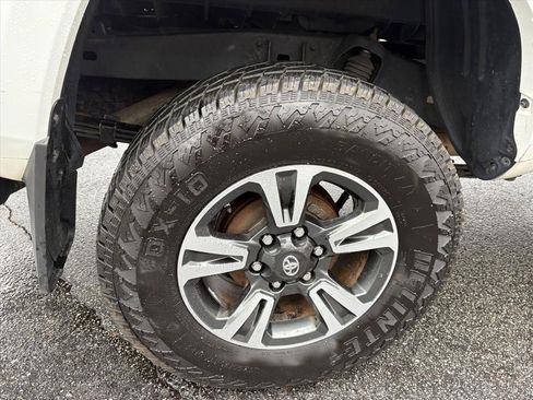 Used 2017 Toyota Tacoma TRD Sport image 26