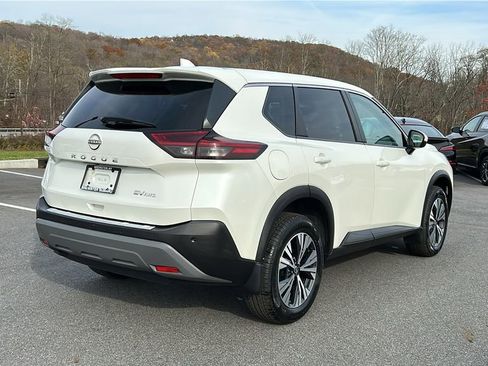 Used 2022 Nissan Rogue SV image 9