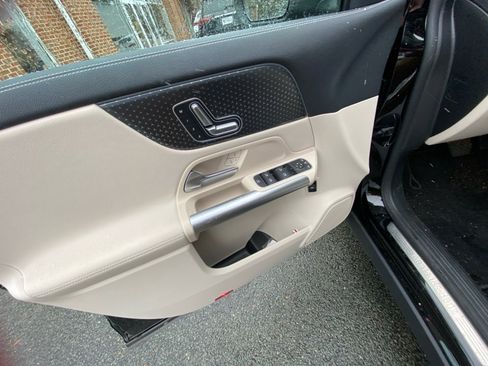 Used 2025 Mercedes-Benz GLA 250 4MATIC image 32