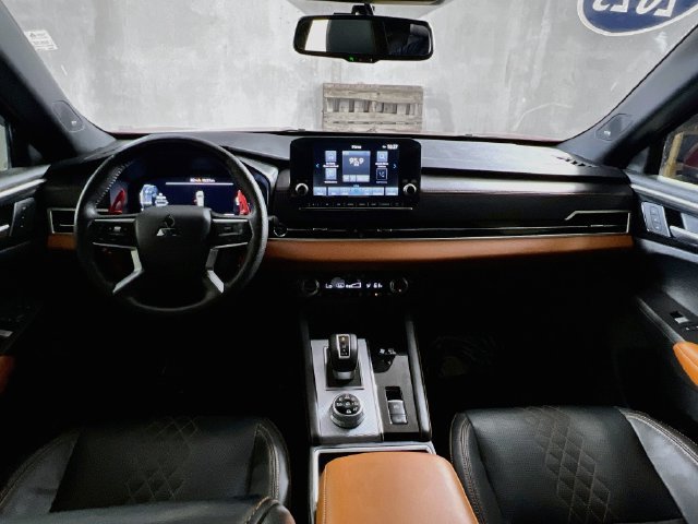 Used 2023 Mitsubishi Outlander SEL AWD/4WD image 28
