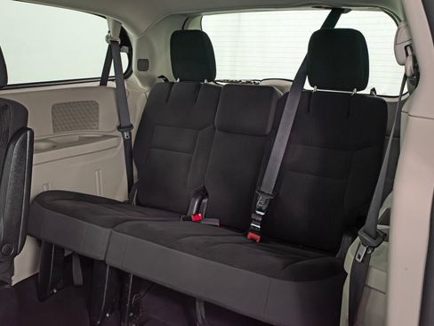 Used 2018 Dodge Grand Caravan SE w/ UConnect Hands-Free Group FWD image 9