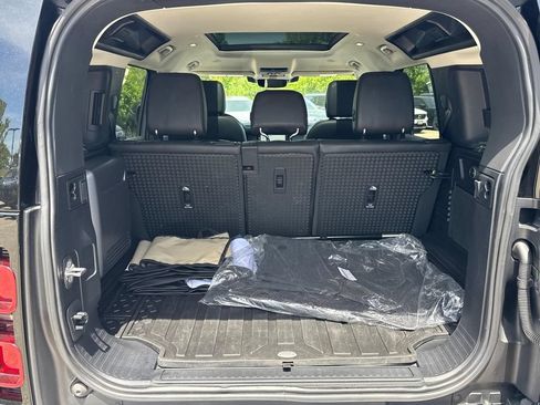 Used 2023 Land Rover Defender 110 SE AWD/4WD image 5