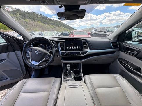 Used 2019 Toyota Highlander XLE w/ Carpet Mat Package (TMS) AWD/4WD image 4