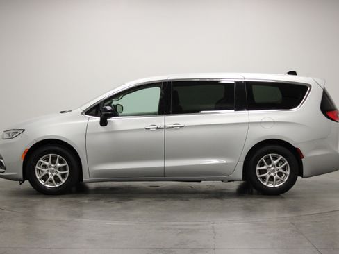 Used 2024 Chrysler Pacifica Touring-L FWD image 5