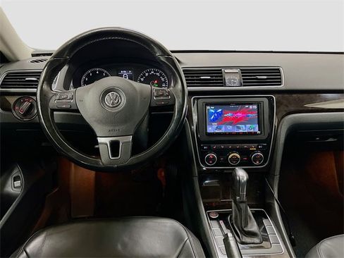 Used 2014 Volkswagen Passat 3.6 SEL Premium image 23
