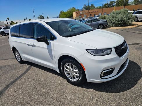 Used 2024 Chrysler Pacifica Touring-L FWD image 7