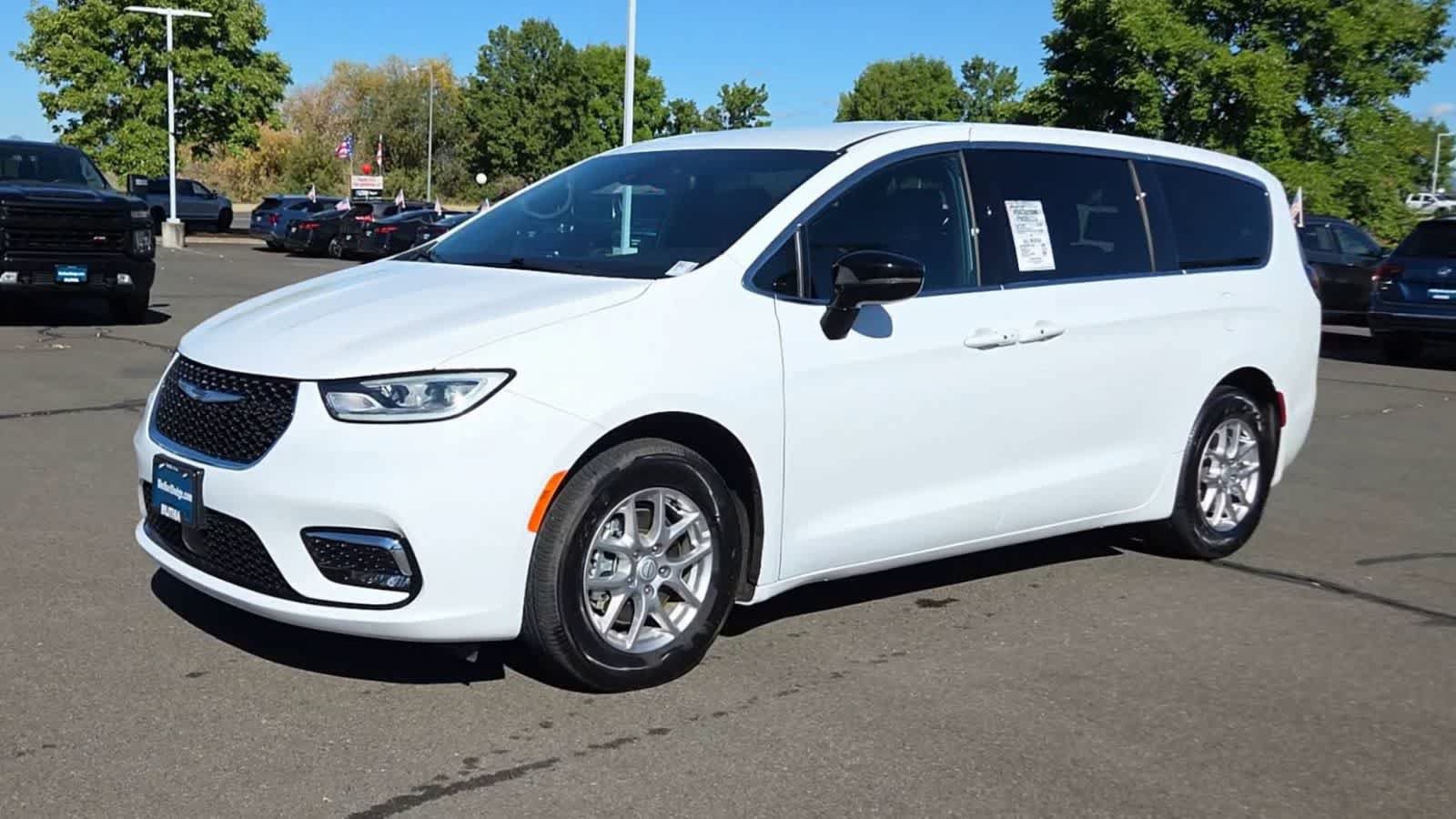 Certified 2025 Chrysler Pacifica Select FWD image 4