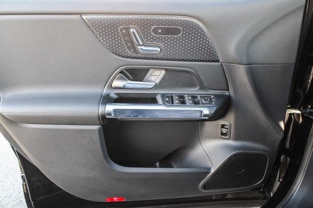 Used 2025 Mercedes-Benz EQB 300 4MATIC image 22