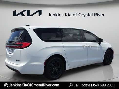 Used 2024 Chrysler Pacifica Limited w/ Uconnect Theater Family Group FWD image 4