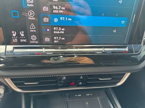 Used 2024 Volkswagen Atlas Cross Sport SE FWD image 17