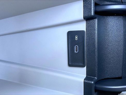 Used 2024 Volkswagen Jetta SE image 31