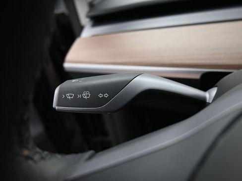 Used 2024 Tesla Model Y Long Range AWD/4WD image 24