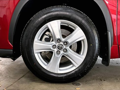 Used 2021 Toyota Highlander LE image 12