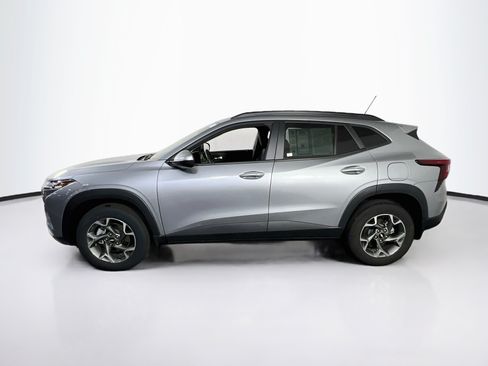 Used 2025 Chevrolet Trax LT w/ LT Convenience Package FWD image 8