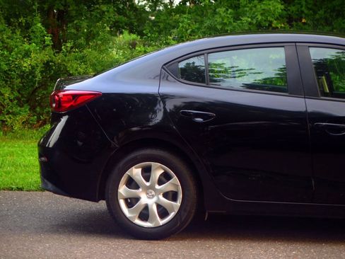 Used 2017 MAZDA MAZDA3 Sport FWD image 23