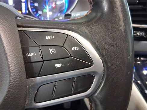 Used 2020 Chrysler Pacifica Touring-L image 30