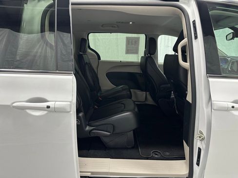 Used 2023 Chrysler Pacifica Touring-L image 49