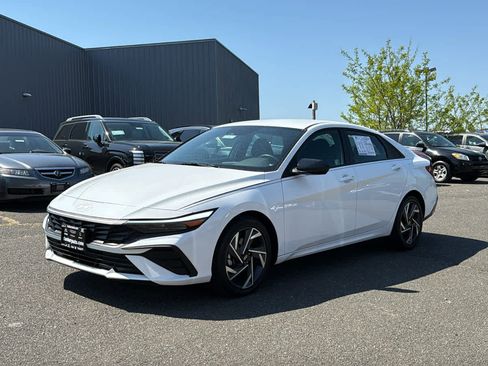 Used 2025 Hyundai Elantra SEL FWD image 3
