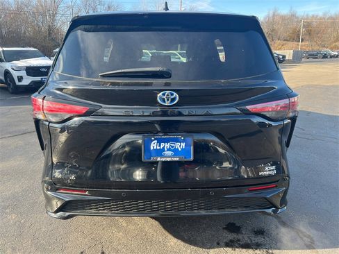 Used 2024 Toyota Sienna XSE image 40