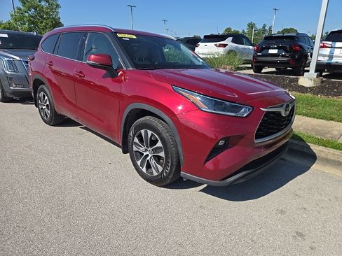 Used 2021 Toyota Highlander XLE AWD/4WD image 2