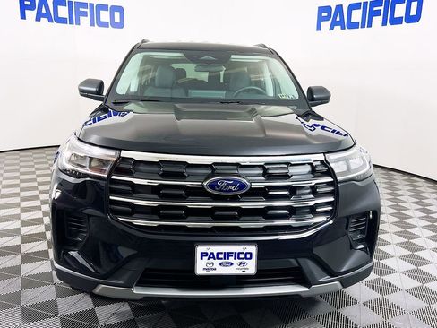 Used 2025 Ford Explorer Active image 3