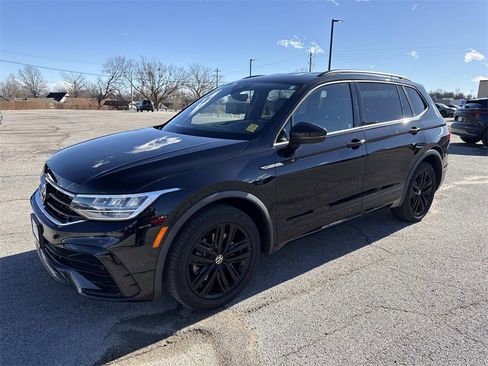 Used 2022 Volkswagen Tiguan SE R-Line image 2