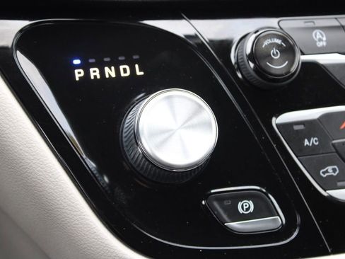 Used 2018 Chrysler Pacifica Touring-L Plus image 45