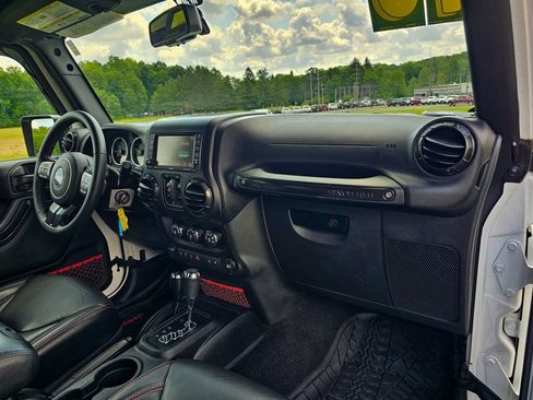 Used 2018 Jeep Wrangler Unlimited Rubicon AWD/4WD image 37