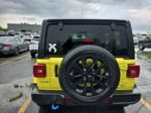 Used 2022 Jeep Wrangler Unlimited Sahara w/ Cold Weather Group AWD/4WD image 16