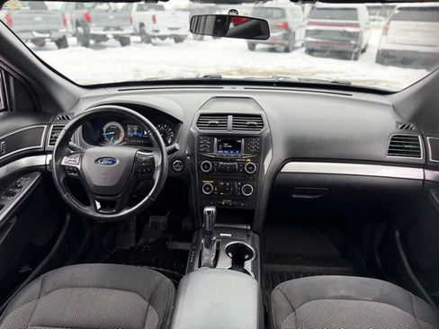 Used 2017 Ford Explorer XLT image 2