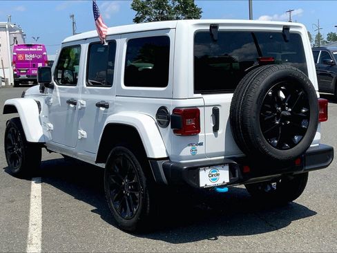 Certified 2024 Jeep Wrangler Unlimited Sahara w/ Technology Group AWD/4WD image 9