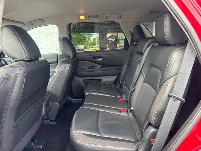 Used 2023 Nissan Pathfinder SL w/ Black Appearance Package AWD/4WD image 18