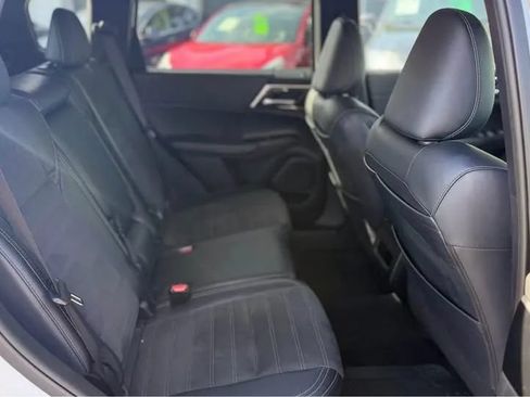 Used 2024 Mitsubishi Outlander FWD image 8