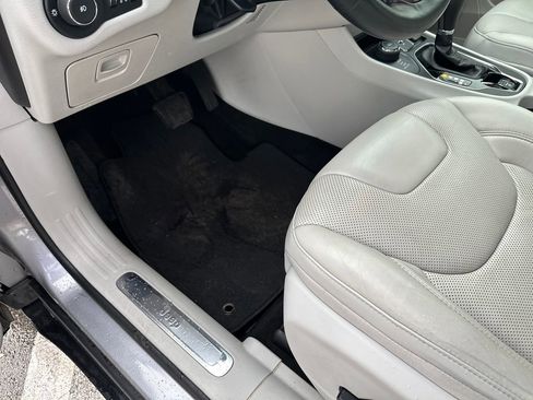 Used 2019 Jeep Cherokee Limited w/ Luxury Group AWD/4WD image 18