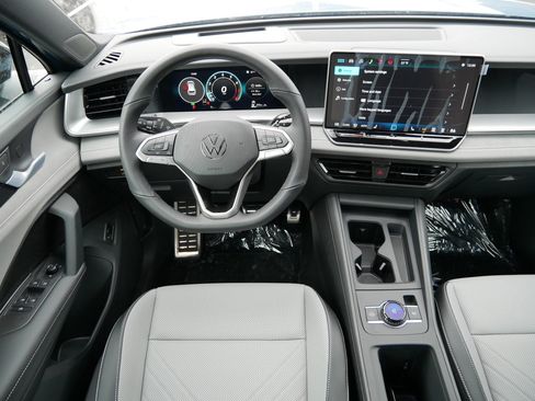 New 2026 Volkswagen Tiguan SE R-Line image 9