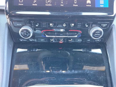 Used 2023 Jeep Grand Cherokee Overland w/ Luxury Tech Group IV AWD/4WD image 19
