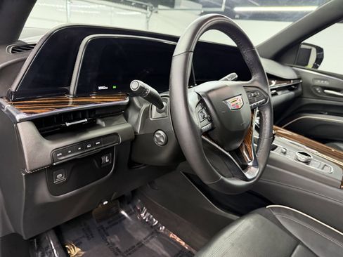 Used 2023 Cadillac Escalade Premium Luxury image 17