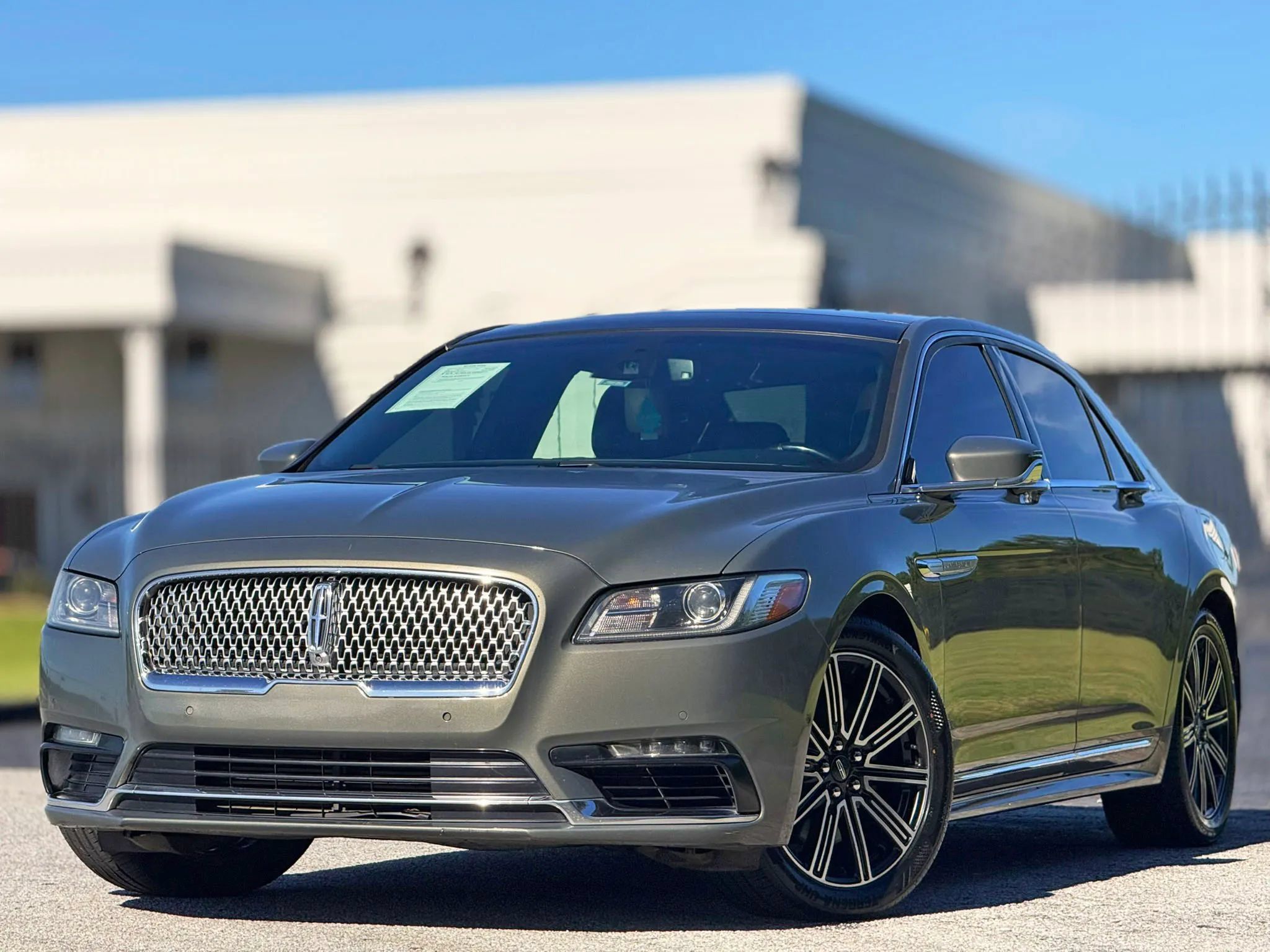 Used 2017 Lincoln Continental Reserve w/ Technology Package FWD image 2