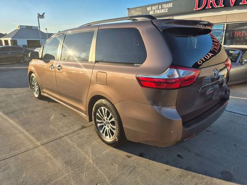 Used 2019 Toyota Sienna XLE image 7