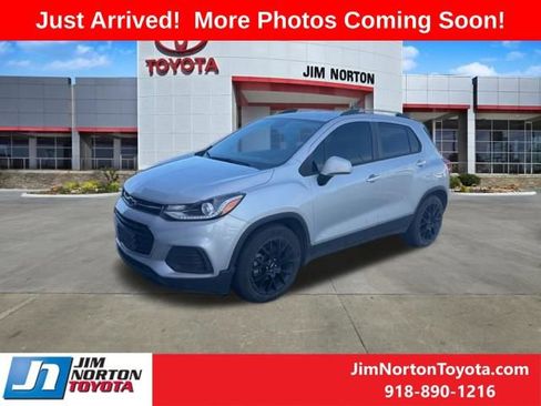 Used 2021 Chevrolet Trax LT w/ Sport Edition image 3