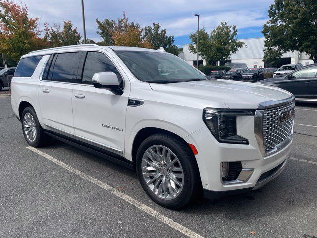Used 2023 GMC Yukon XL Denali w/ Advanced Technology Package AWD/4WD image 4