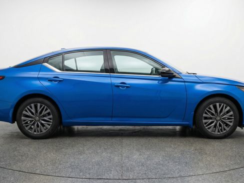 Used 2025 Nissan Altima 2.5 SV image 11