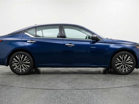 Used 2025 Nissan Altima 2.5 SV image 11