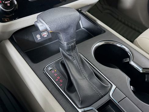 Used 2019 Kia Sedona LX image 16