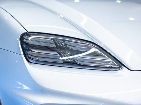 Certified 2025 Porsche Macan Electric RWD image 13
