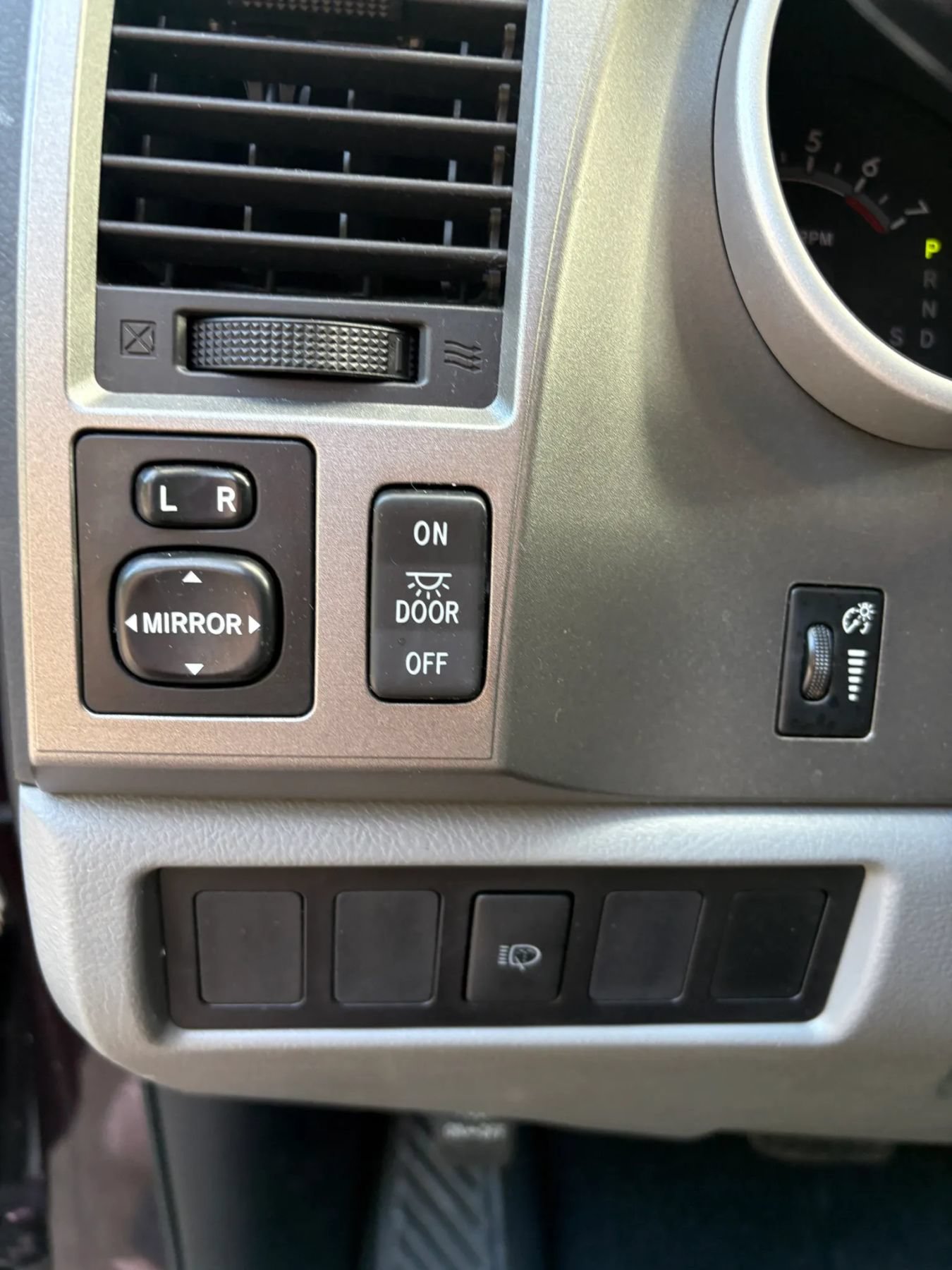 Used 2016 Toyota Sequoia SR5 AWD/4WD image 38