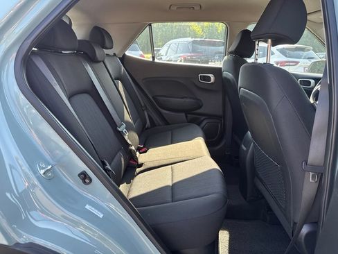 Used 2025 Hyundai Venue SE FWD image 12
