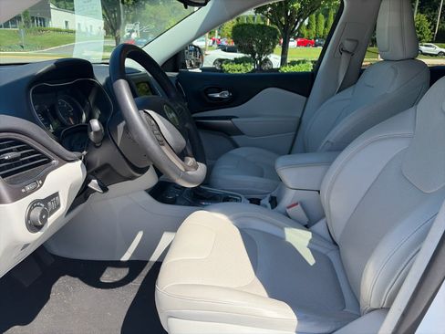 Used 2021 Jeep Cherokee Latitude Lux w/ Sun & Sound Group AWD/4WD image 11